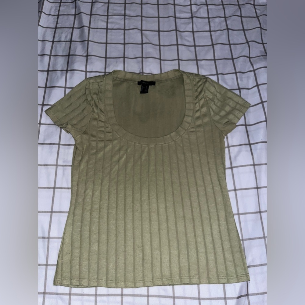 Cute and soft ribbed round-neck matcha green Forever 21 fitted tee.